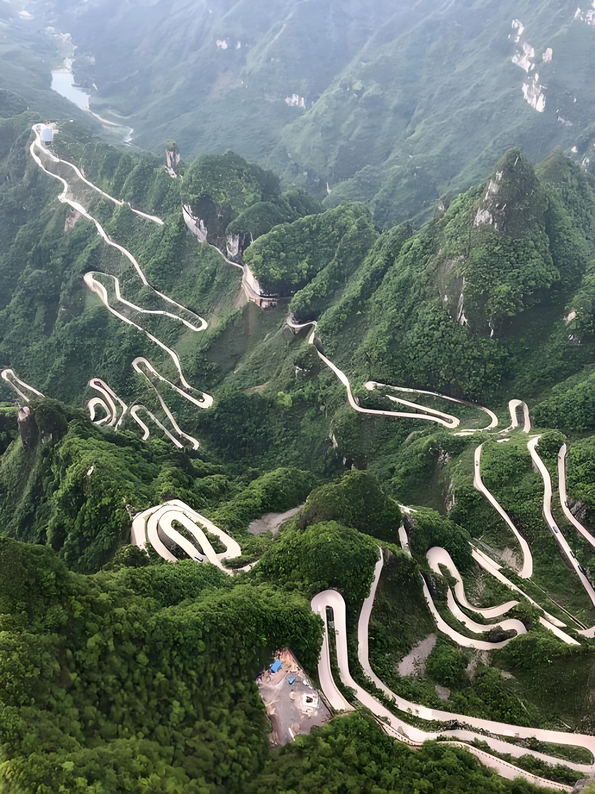 99-curve road climbing Tianmen Mountain