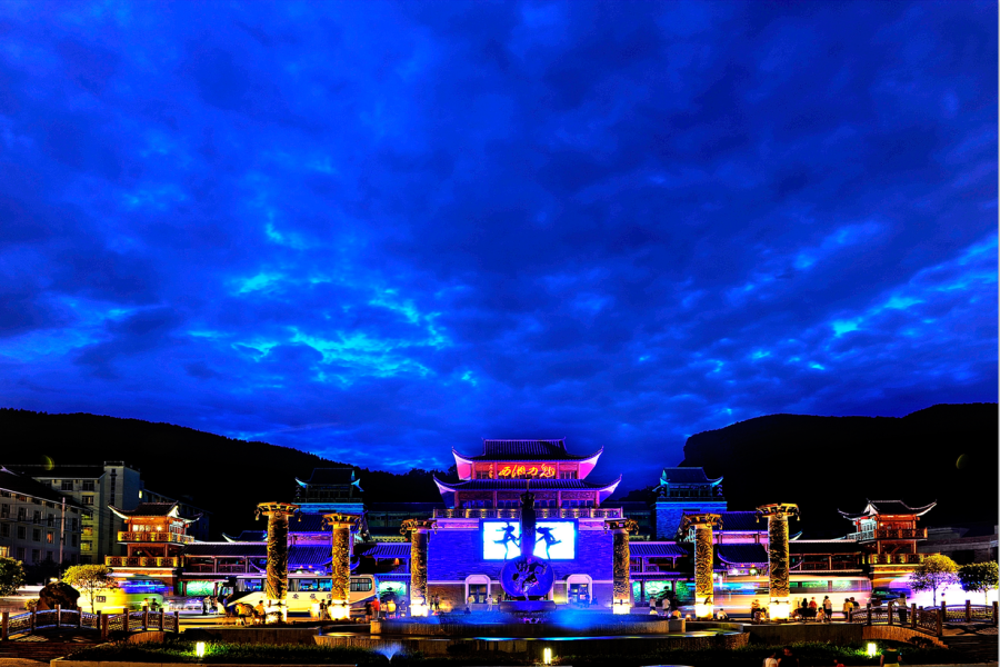 Charming Xiangxi folk stage performance